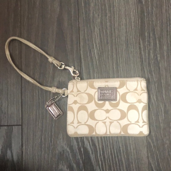 Coach Handbags - ❣️2/$20❣️Coach Mini Wristlet